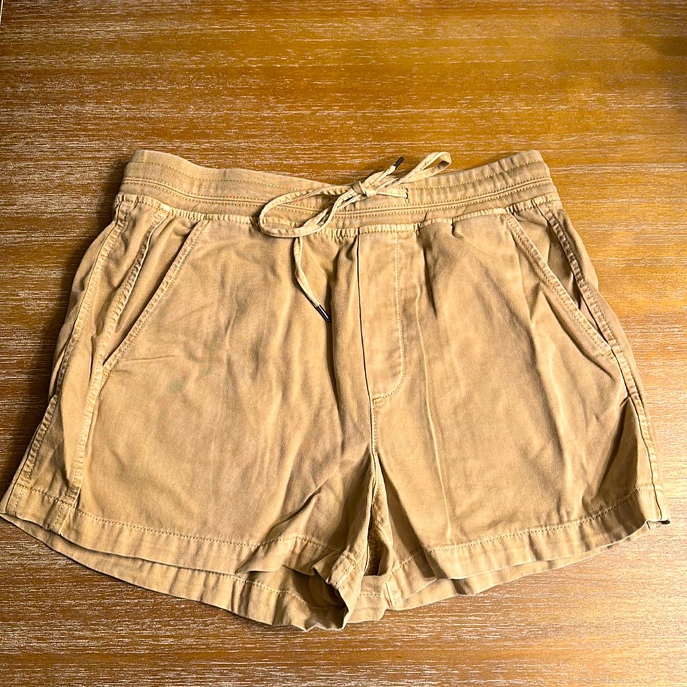 NEW Gap Khaki pull on elastic waist band women’s shorts. Size S